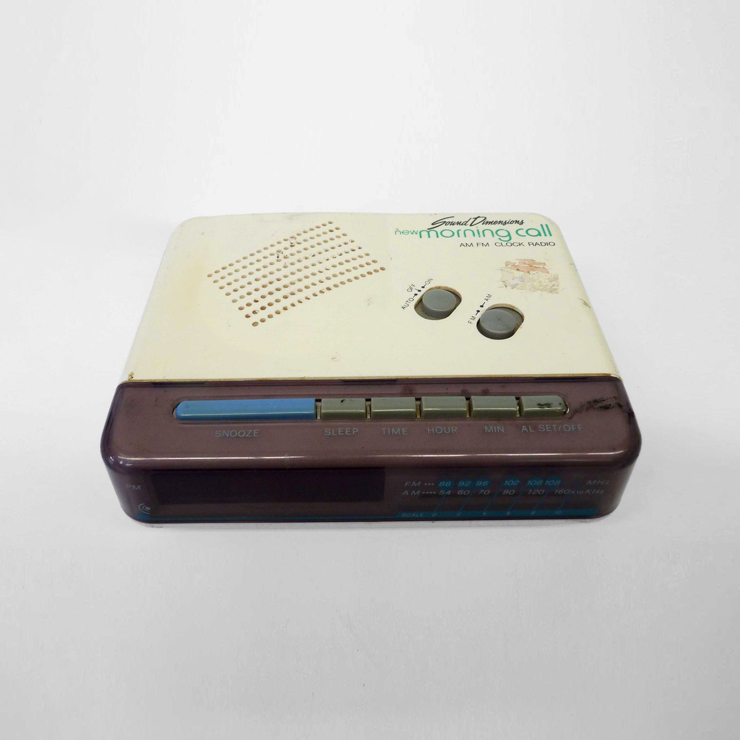 White AM/FM Clock Radio