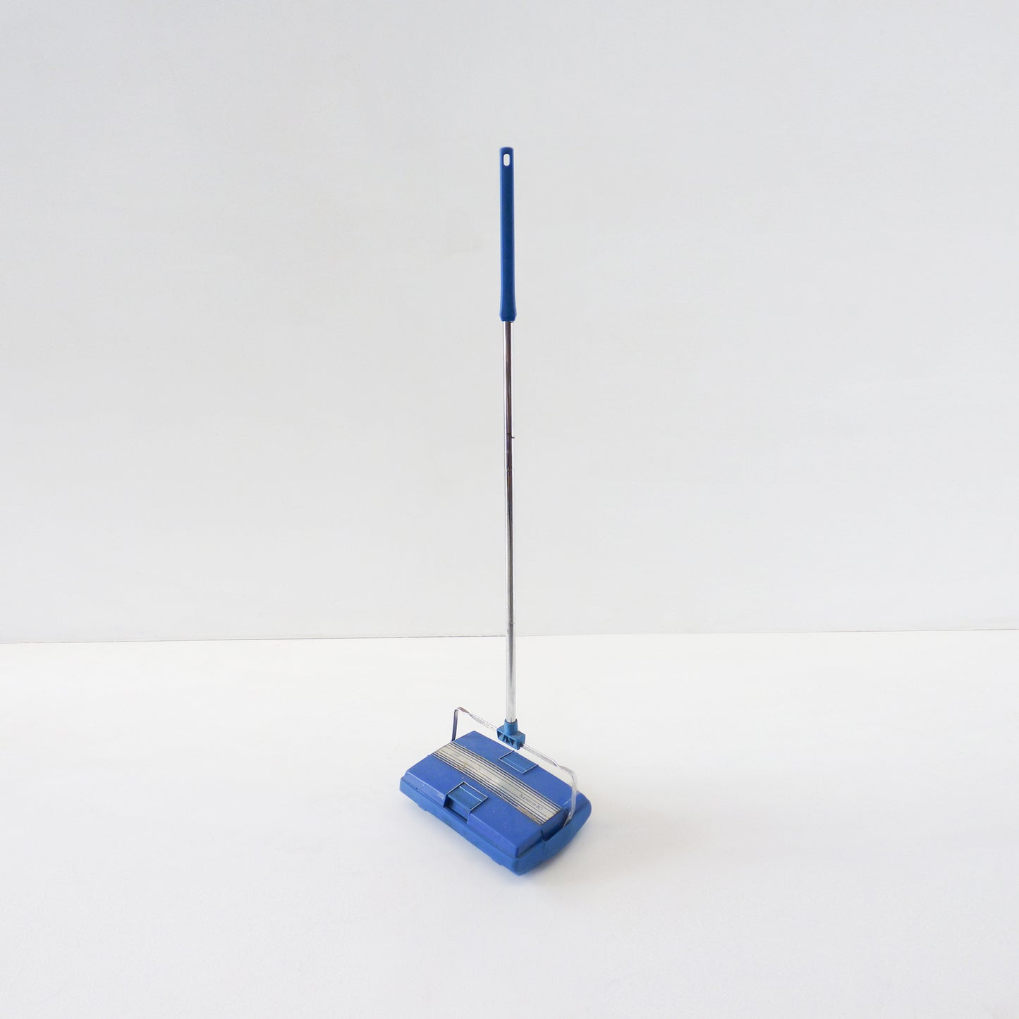 Retro Push Vacuum Sweeper