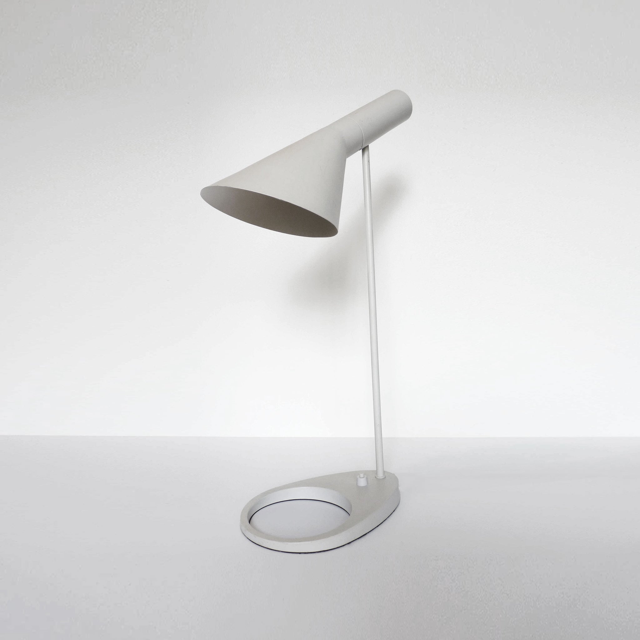 Modern Desk Lamp – AXIS