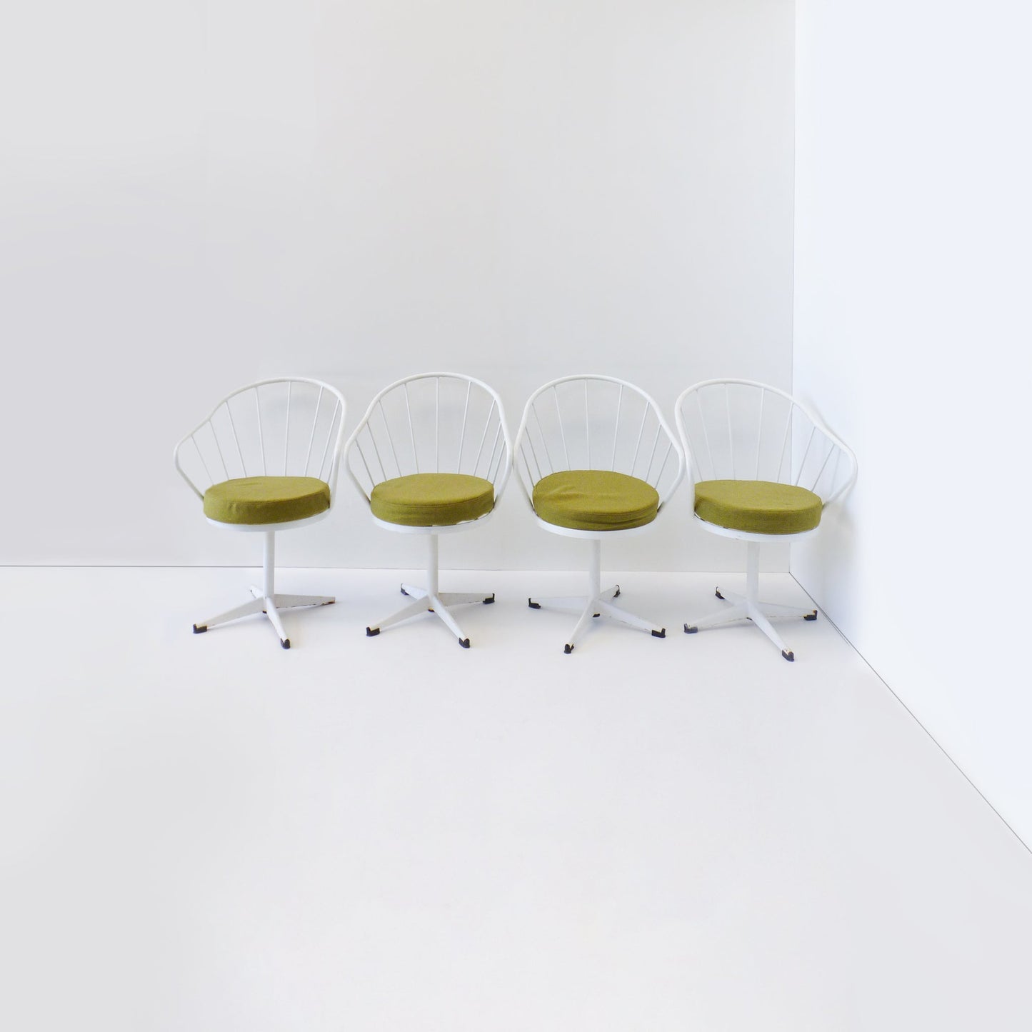 Retro Swivel Chair Set