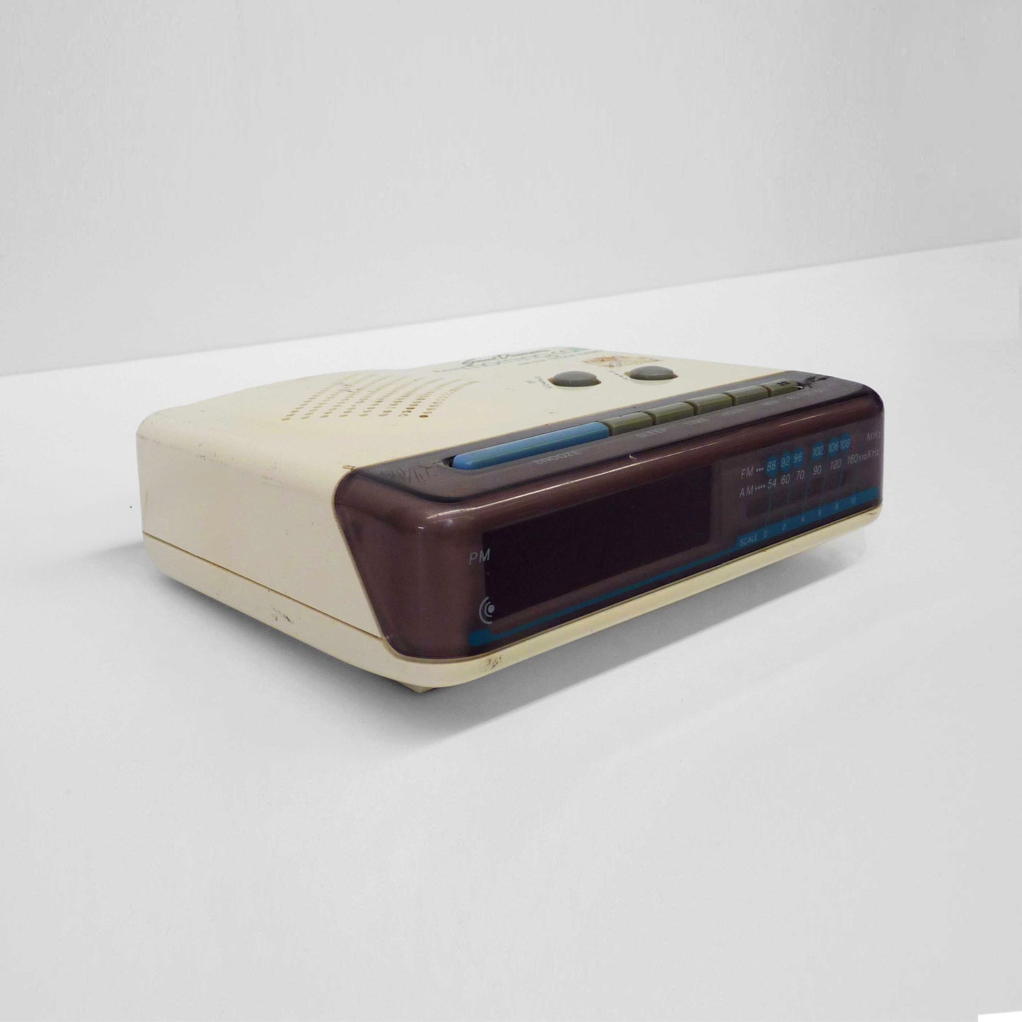 White AM/FM Clock Radio